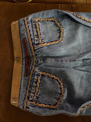 Jeans azules con detalles en cuero marron