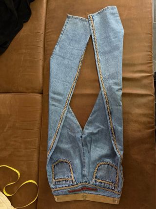 Jeans azules con detalles en cuero marron