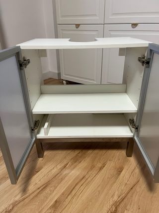 Mueble bajo lavabo gris y blanco IKEA