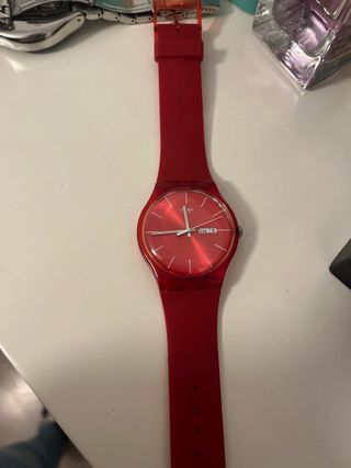 Reloj Swatch Red Rebel SUOR701