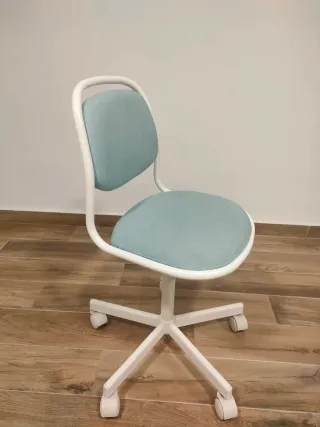 Silla infantil azul claro Ikea para escritorio