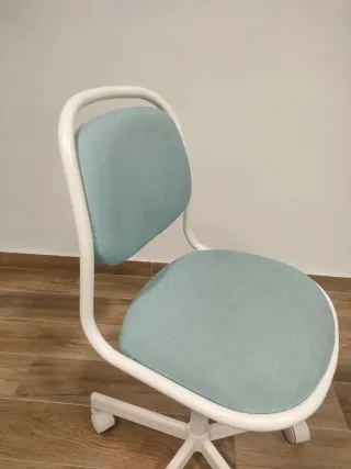 Silla infantil azul claro Ikea para escritorio