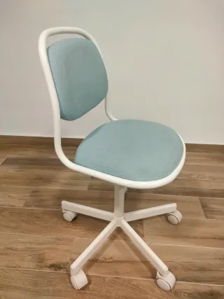 Silla infantil azul claro Ikea para escritorio