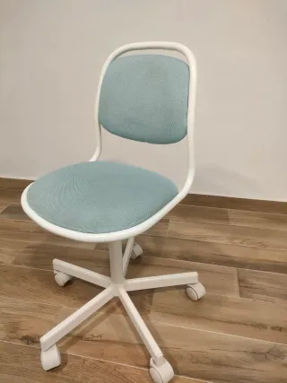 Silla infantil azul claro Ikea para escritorio