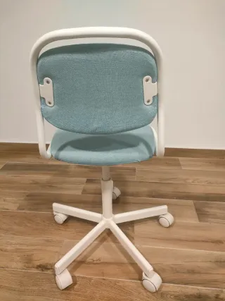 Silla infantil azul claro Ikea para escritorio