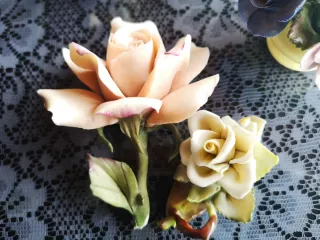 Figura pájaro y flores de porcelana