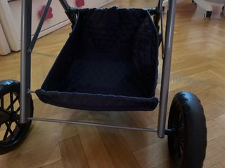 Carro de bebé azul marino de juguete La niña