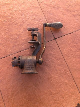 Picadora de carne antigua manual