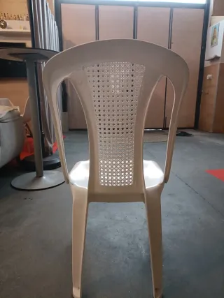 Sillas de plástico blancas