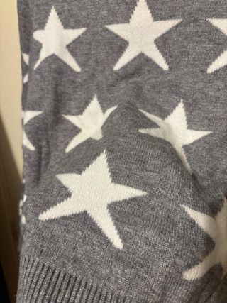 Jersey gris con estrellas blancas