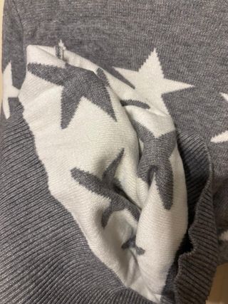 Jersey gris con estrellas blancas