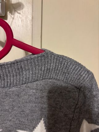 Jersey gris con estrellas blancas