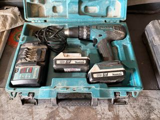 Taladro Makita con baterías y cargador