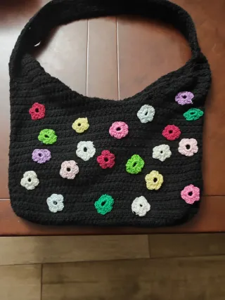 Bolso negro con flores multicolor
