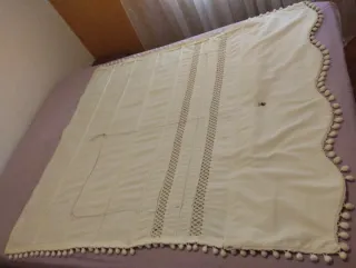 Estor beige y blanco con detalles de pompones