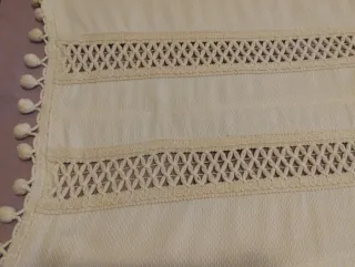 Estor beige y blanco con detalles de pompones