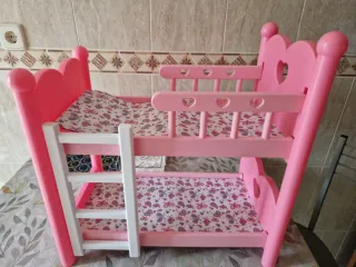 Cama de muñecas rosa