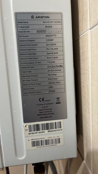 Caldera Ariston Blanca y Negra