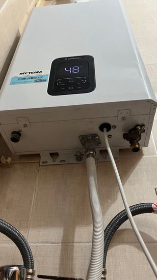 Caldera Ariston Blanca y Negra