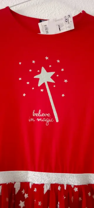 Vestido rojo con estrellas plateadas