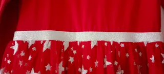 Vestido rojo con estrellas plateadas