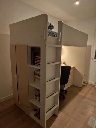 Litera con escritorio y armario.