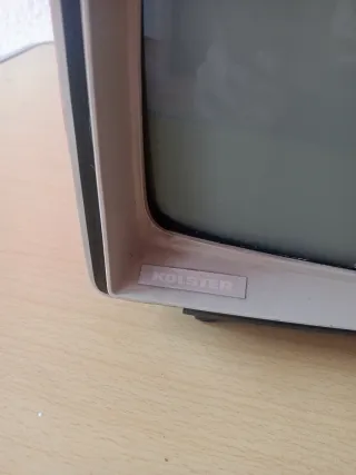 Televisor antiguo rojo para decoración