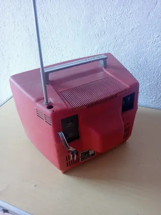 Televisor antiguo rojo para decoración