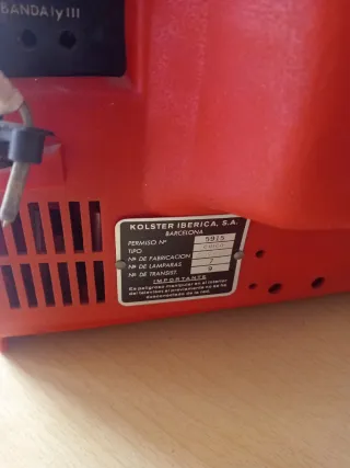 Televisor antiguo rojo para decoración