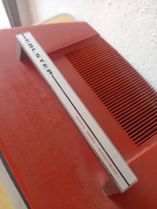 Televisor antiguo rojo para decoración