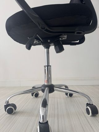 Silla de oficina ergonómica negra
