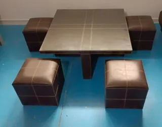 Sofá chaiselongue marrón y mesa centro