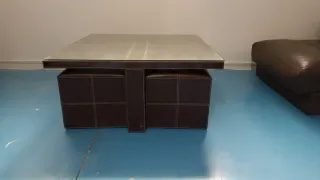 Sofá chaiselongue marrón y mesa centro