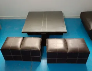 Sofá chaiselongue marrón y mesa centro