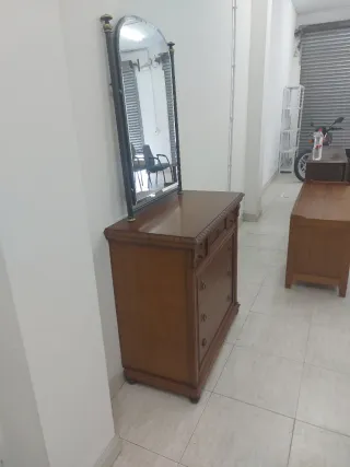 Mueble buffet de madera con espejo