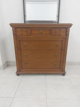 Mueble buffet de madera con espejo