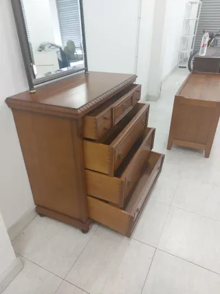 Mueble buffet de madera con espejo