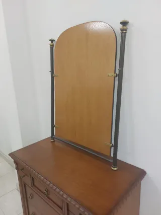 Mueble buffet de madera con espejo