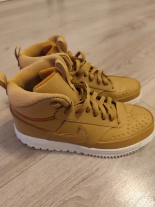 Zapatillas Nike Marrones y Blancas