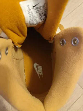 Zapatillas Nike Marrones y Blancas