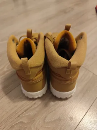 Zapatillas Nike Marrones y Blancas