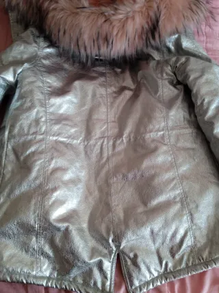 Abrigo plateado con forro rosa