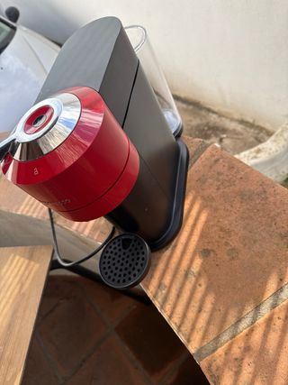Cafetera de cápsulas Nespresso Roja