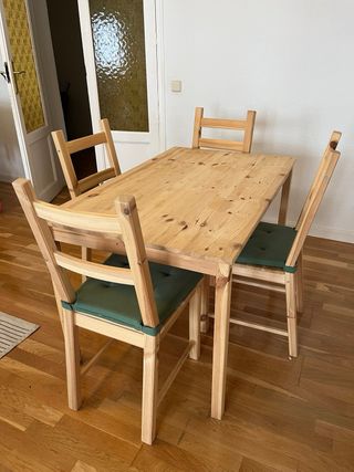 Mesa de comedor de madera con 4 sillas