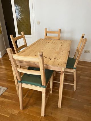 Mesa de comedor de madera con 4 sillas