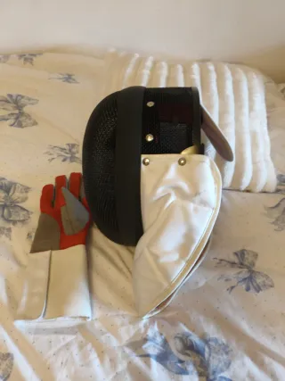 Máscara y guante de esgrima