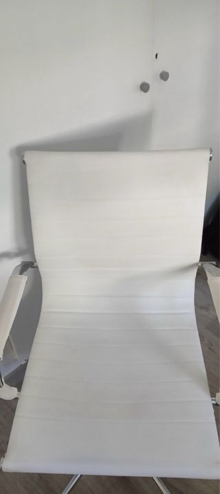 Silla de oficina blanca y plateada