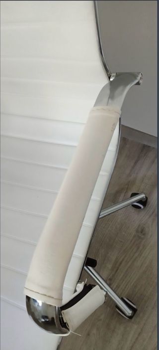Silla de oficina blanca y plateada