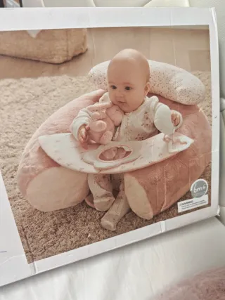 Cojín de lactancia y bebé rosa