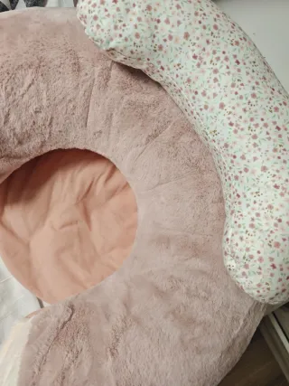 Cojín de lactancia y bebé rosa